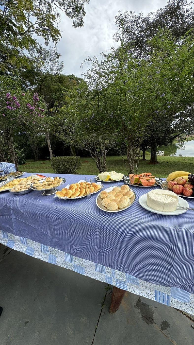 Mesa de café mineiro posta ao ar livre nos jardins