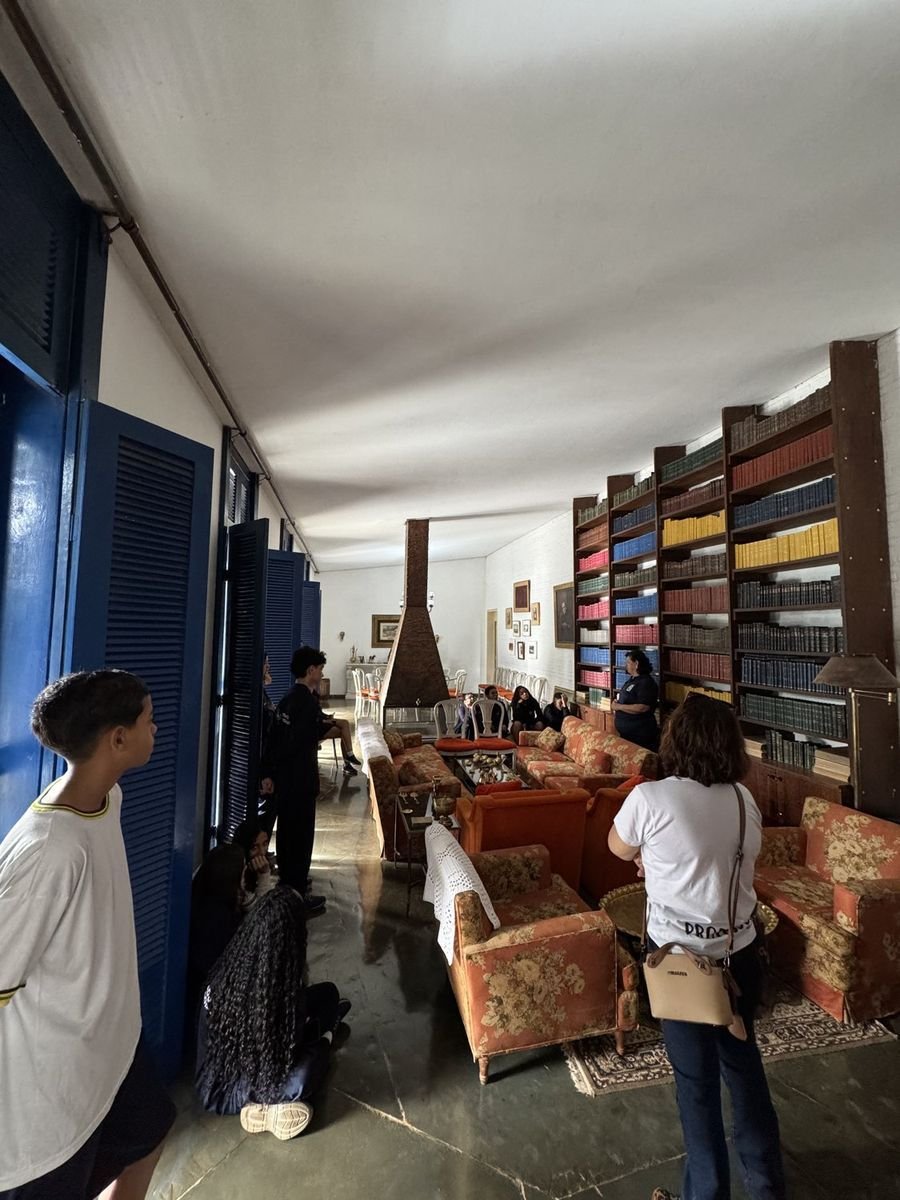 Estudantes diante da biblioteca histórica