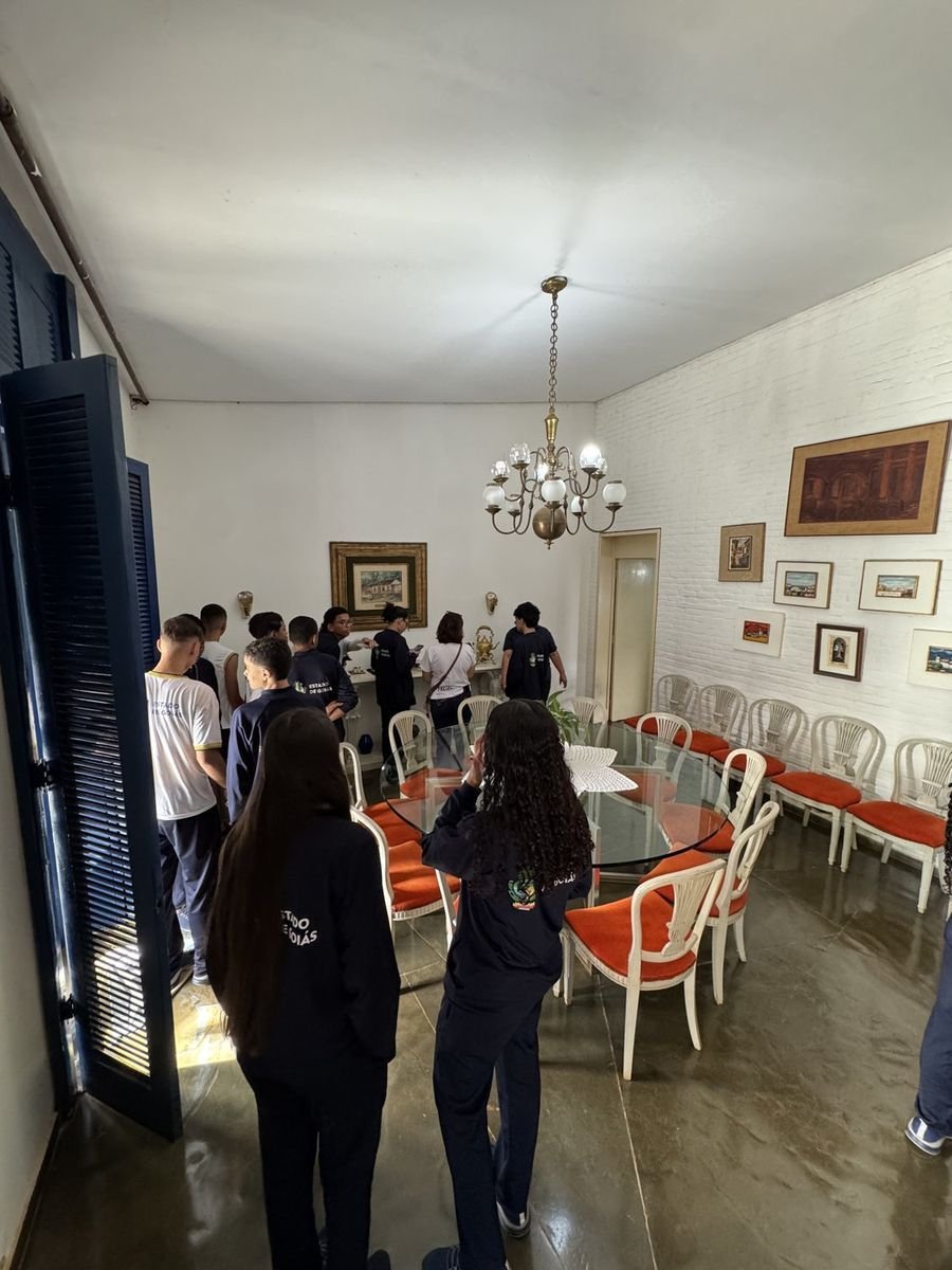 Estudantes na sala de jantar histórica