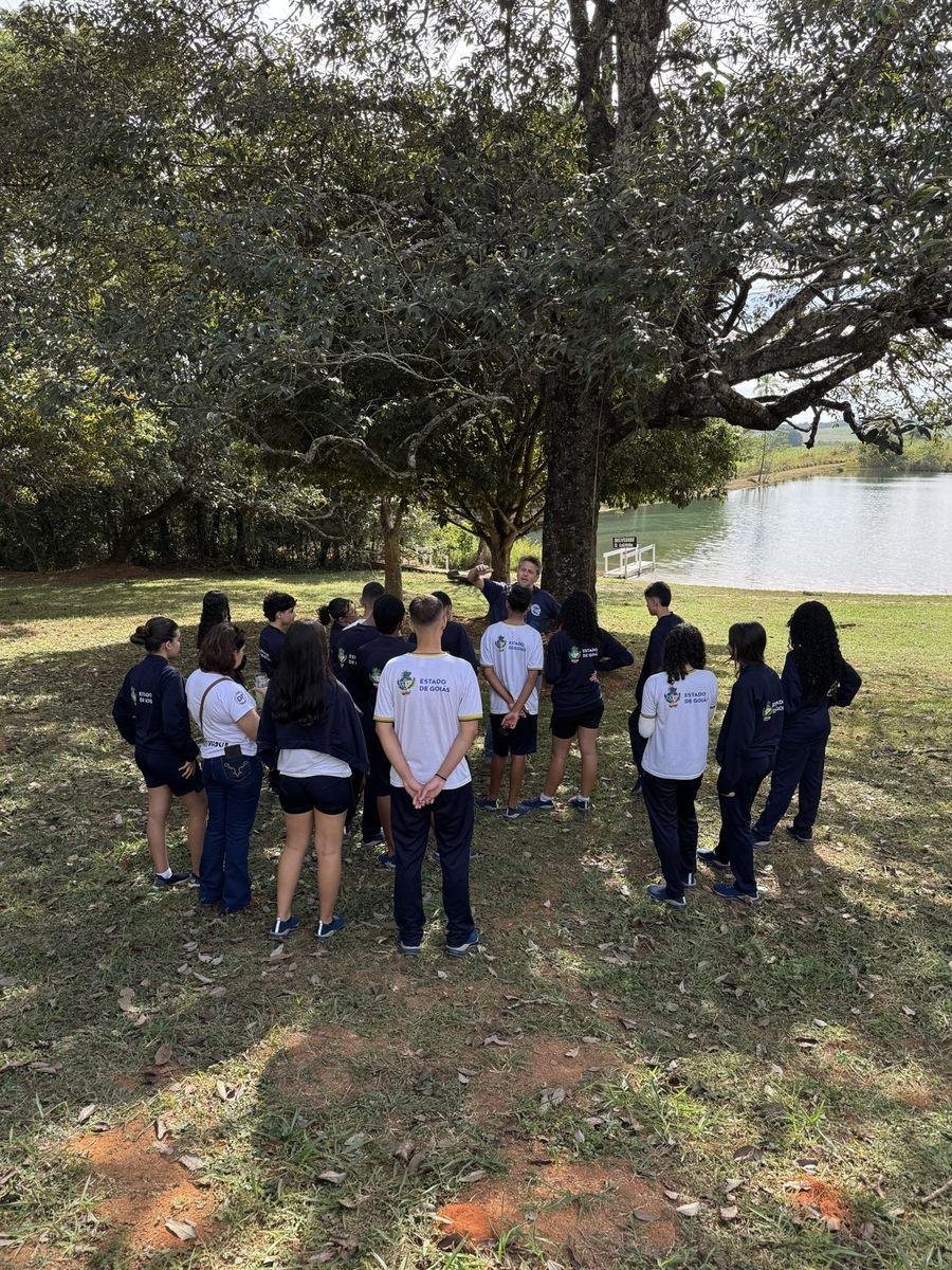 Estudantes junto ao lago, à sombra da mata