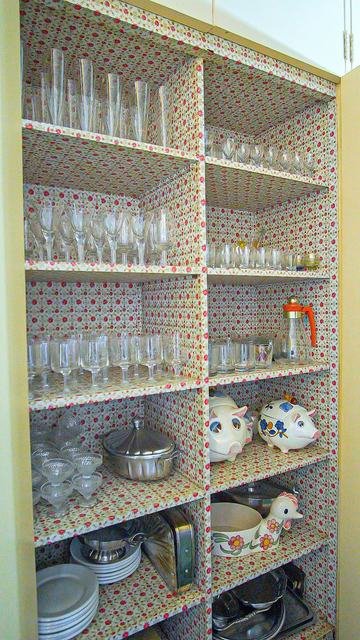 Cristaleira vintage com copos e louças originais