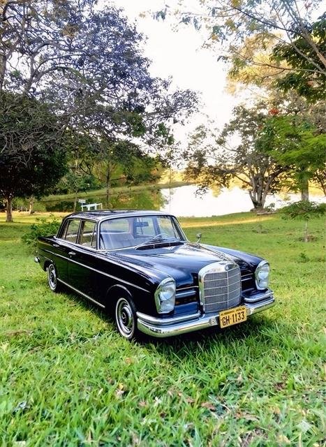 Mercedes-Benz 1963 de JK no gramado da fazenda