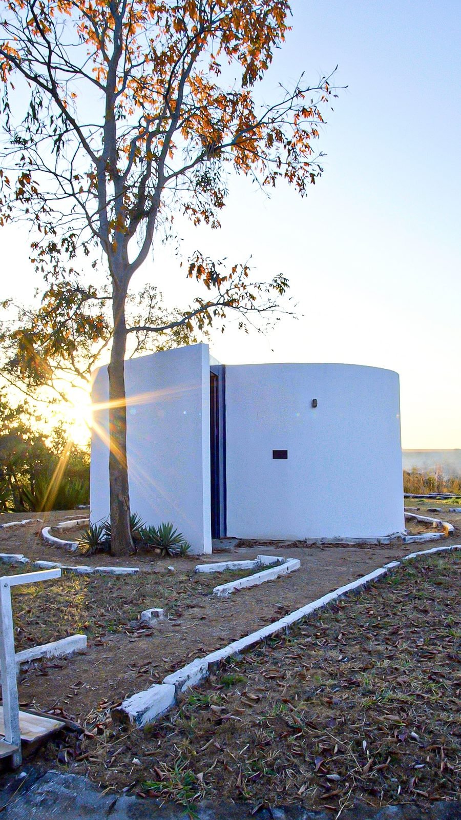 Ermida de Niemeyer ao pôr do sol na Fazendinha JK